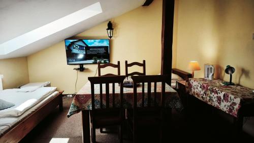Cama o camas de una habitación en Karczma na Woli