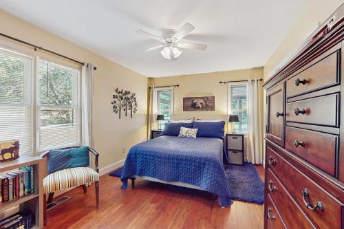 Ένα ή περισσότερα κρεβάτια σε δωμάτιο στο Creekside Retreat