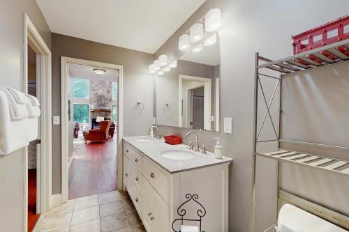 Ένα μπάνιο στο Creekside Retreat