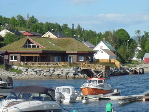 eine Gruppe von Booten wird an einem Yachthafen angedockt in der Unterkunft 6 person holiday home in EIDSVÅG-By Traum in Eidsvåg