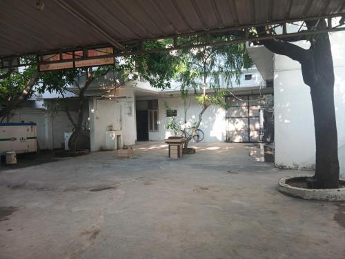 an empty garage with a tree in the middle at Ganesh pashupatinath inn in Gorakhpur