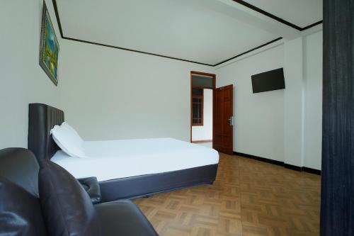 Gallery image of Belvilla Bogor near Citra Alam Riverside formerly Aries Biru Hotel in Bogor