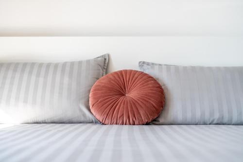 Ένα ή περισσότερα κρεβάτια σε δωμάτιο στο Apartman Vukovar Sky