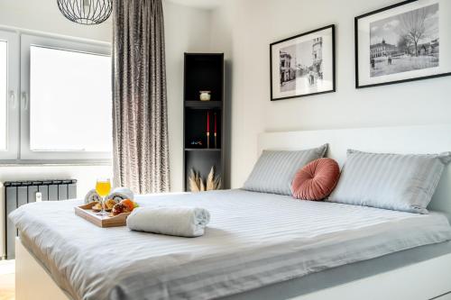 Ένα ή περισσότερα κρεβάτια σε δωμάτιο στο Apartman Vukovar Sky
