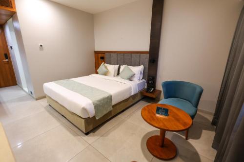 Postel nebo postele na pokoji v ubytování The Qubice Hotel, Kolhapur
