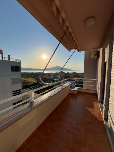 balcón con vistas a la puesta de sol en Orikum Apartment, en Orikum