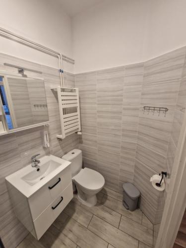 Ένα μπάνιο στο Apartament Panorama Centrum