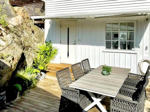 Ellösにある8 person holiday home in ELLÖSのパティオにある木製のテーブルと椅子