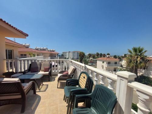 1BR Apt, Huge Balcony, Walk to Nissi Beachにあるバルコニーまたはテラス