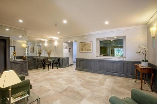 a large living room with a bar and a dining room at Hotel Buenos Aires in Rome