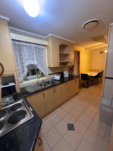 Dapur atau dapur kecil di Cozy Single Room in House with Large Garden - KV5