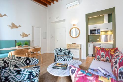 a living room with a couch and a table at Genteel Home Zaragoza in Seville