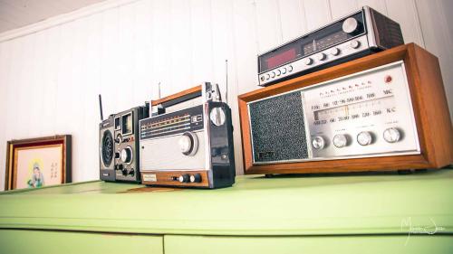 two radios sitting on top of a green counter at Spa & Pool Table - Le Parvis in Trois-Pistoles