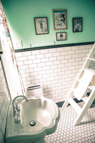 a bathroom with a sink and a toilet at Spa & Pool Table - Le Parvis in Trois-Pistoles