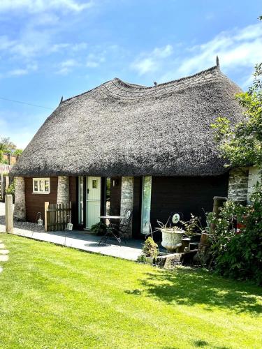 Κήπος έξω από το Unique Thatched Retreat near Salcombe and Beaches