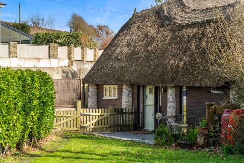 Κήπος έξω από το Unique Thatched Retreat near Salcombe and Beaches