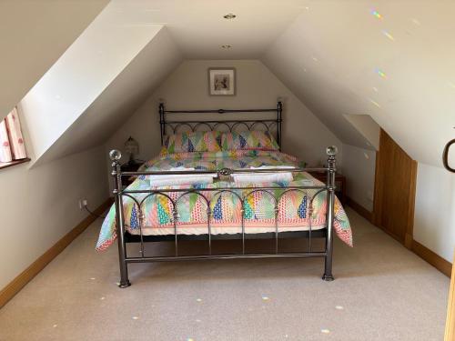 En eller flere senge i et værelse på Mary Cottage