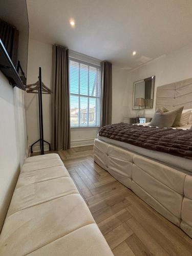 Postel nebo postele na pokoji v ubytování Seaside Retreat Luxury Apartment
