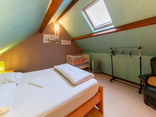 Cama o camas de una habitación en Cozy Family Cottage in Érezée