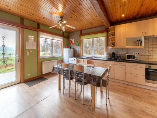 una cocina con mesa y sillas. en Cozy Family Cottage in Érezée, en Érezée