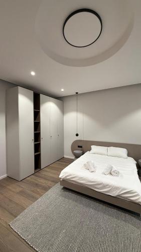 a bedroom with a large bed with a round ceiling at Unirii Residence in Cluj-Napoca
