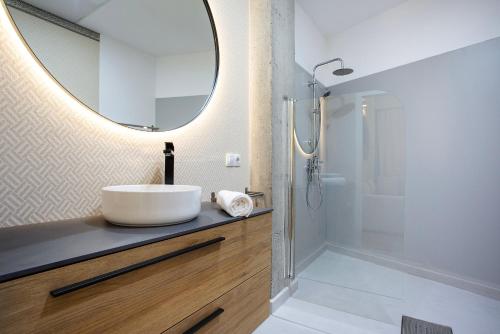 a bathroom with a sink and a mirror at Genteel Home Zaragoza in Seville