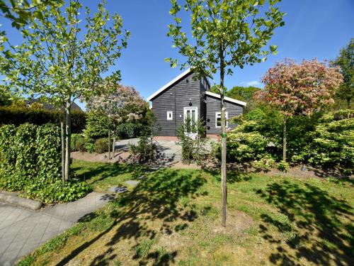 Κήπος έξω από το Holiday Home in Eerbeek near Veluwe