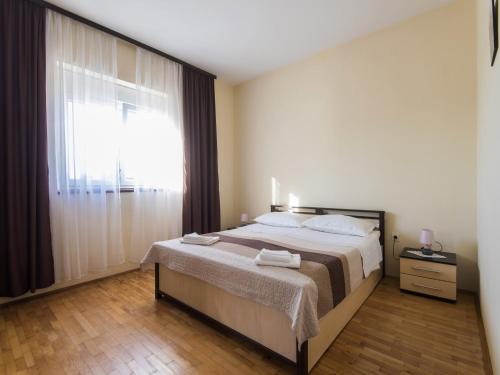 Un dormitorio con una cama grande y una ventana grande. en Holiday Home near Zadar with Private Pool, en Islam Latinski