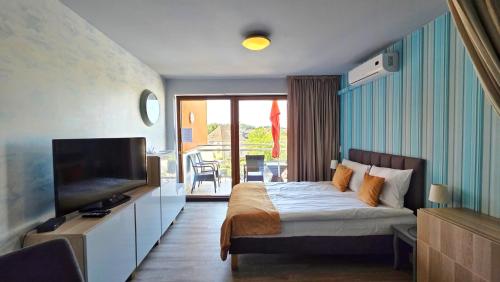 una camera da letto con un letto e una TV a schermo piatto di Maloves Resort & Spa, pokoje w bocznych budynkach a Władysławowo
