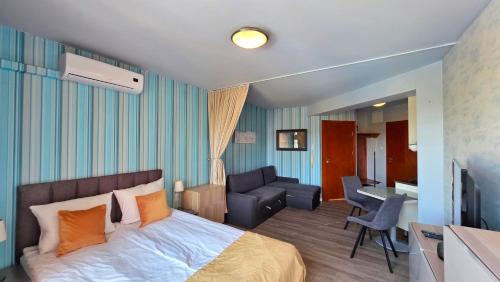 una camera da letto con un letto, una sedia e una scrivania di Maloves Resort & Spa, pokoje w bocznych budynkach a Władysławowo