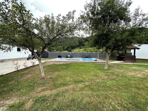 Bazén v ubytování Rijeka Villa - Spacious 4BR with Jacuzzi and Pool nebo v jeho okolí
