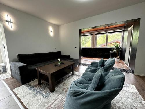 Posezení v ubytování Rijeka Villa - Spacious 4BR with Jacuzzi and Pool