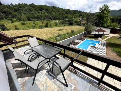 Bazén v ubytování Rijeka Villa - Spacious 4BR with Jacuzzi and Pool nebo v jeho okolí
