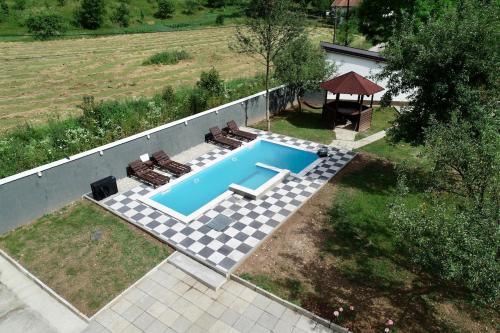 Bazén v ubytování Rijeka Villa - Spacious 4BR with Jacuzzi and Pool nebo v jeho okolí