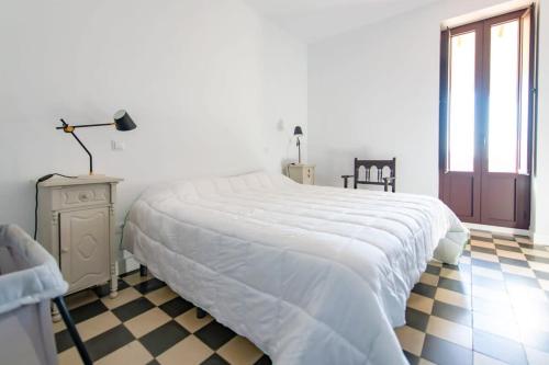 Postel nebo postele na pokoji v ubytování 16th-Century Masia with Pool and Chapel