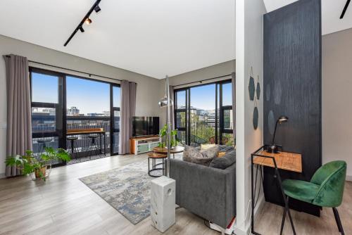 Χώρος καθιστικού στο Chic Studio with Panoramic Sandton Views
