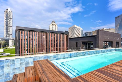 Πισίνα στο ή κοντά στο Chic Studio with Panoramic Sandton Views