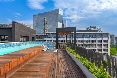 Πισίνα στο ή κοντά στο Chic Studio with Panoramic Sandton Views