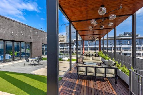 Χώρος καθιστικού στο Chic Studio with Panoramic Sandton Views