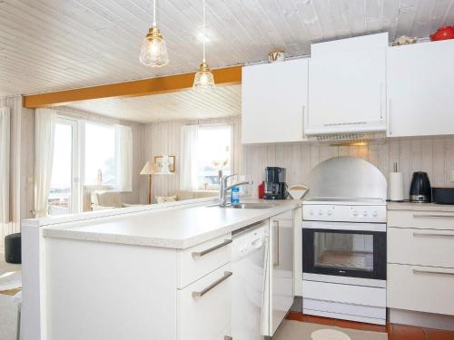 Kuchyň nebo kuchyňský kout v ubytování 6 person holiday home in Juelsminde-By Traum