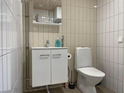 Ένα μπάνιο στο Kotimaailma - Cosy 3BR apartment for 5