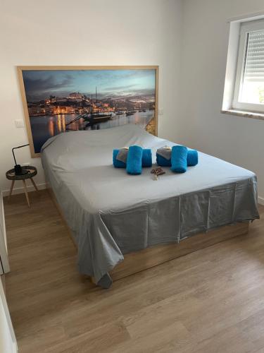 a large bed with blue pillows in a bedroom at Gabriela Olival turismo