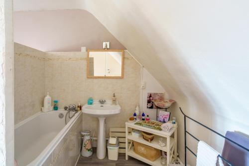 ein kleines Bad mit einem Waschbecken und einer Badewanne in der Unterkunft Ty Provans e Breizh - Maison pour 12p in Primelin