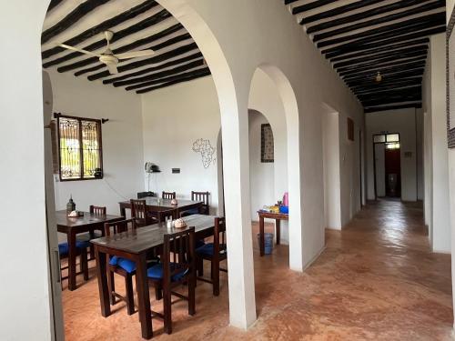 Restaurant o un lloc per menjar a Naira House