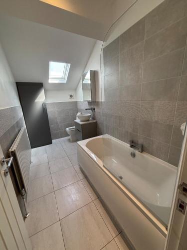Ένα μπάνιο στο Modern Top Floor Aparment Near Beach Luxury