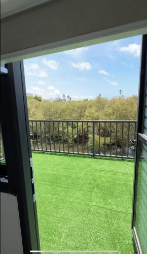 ein Fenster mit Blick auf einen grünen Hof in der Unterkunft Nancheng Renlan in Anping