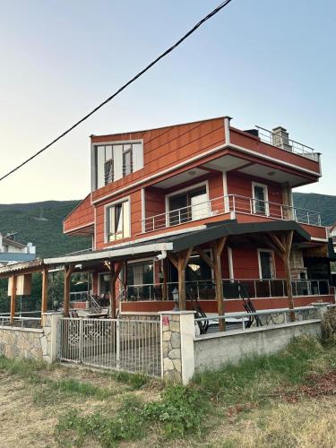 Το κτήριο όπου στεγάζεται  η βίλα