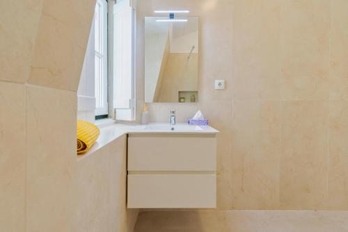 a bathroom with a sink and a mirror at Sapalinho Retreat - By Y Concept in Setúbal