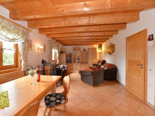Un lugar para sentarse en Ruhiges Ferienhaus in Drachselsried in Waldnähe