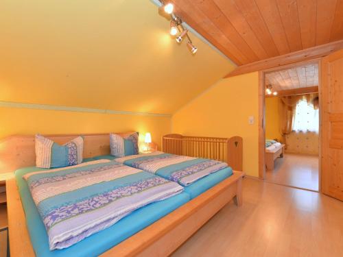 Una cama o camas en una habitación de Ruhiges Ferienhaus in Drachselsried in Waldnähe